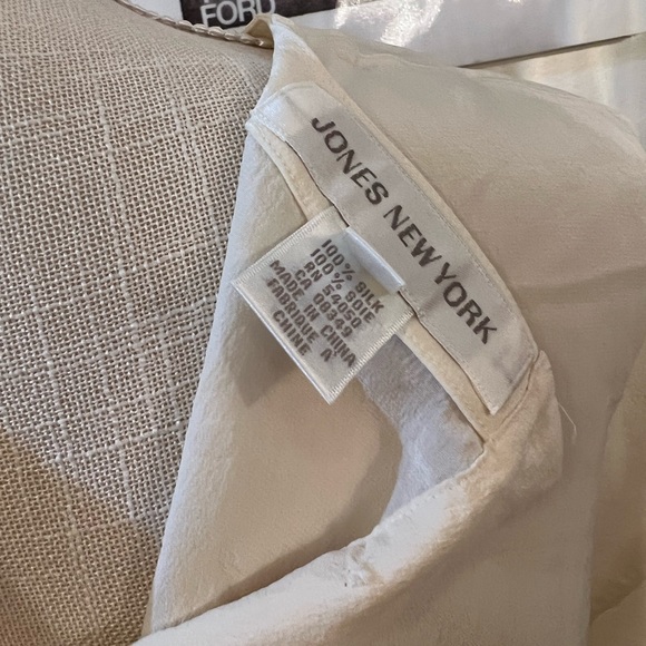 100% Silk Ivory Blouse Size Small - Picture 8 of 8